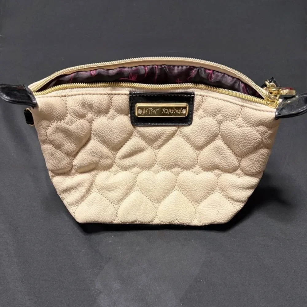 Betsey Johnson Heart Quilted Ivory Cosmetic Makeup Bag Zip Pouch Gold Tone